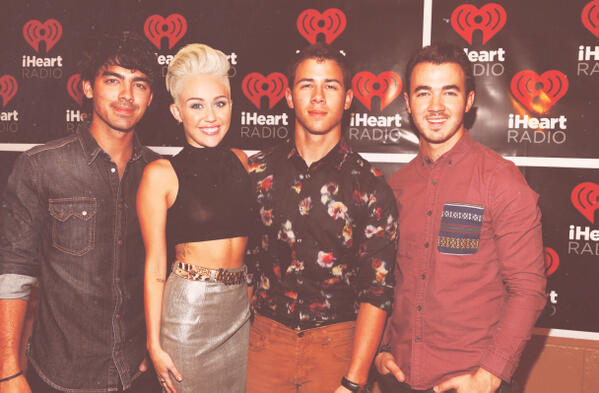 NileyHechos's tweet photo. #NileyManips #CyrusAndJonas si esto fuera real, seria demasiado hermoso.. http://t.co/PmM7Vp4iC8