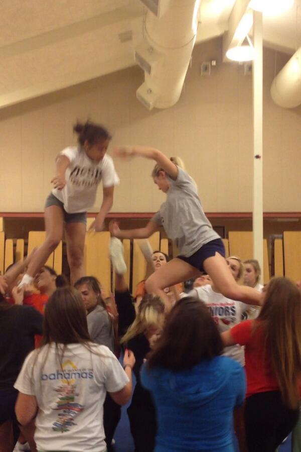 TaySteffff's tweet image. HAHA they all fall dowwnnnnnn, #twotwoone @OhMaaai @KelElyse look what I found from like october!