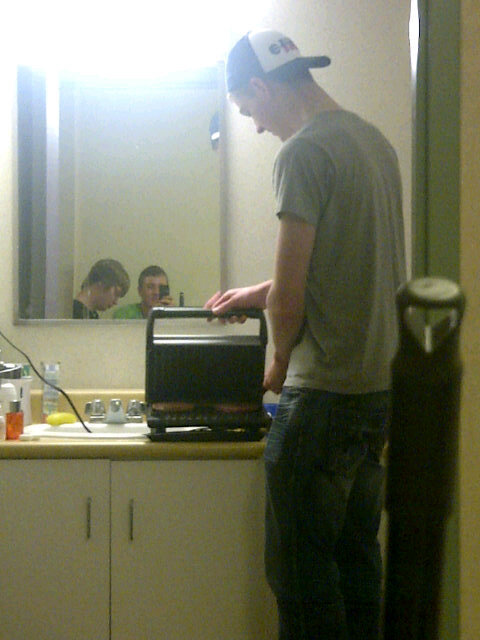 MClarke17's tweet image. Has to cook burgers in the bathroom.. #resproblems