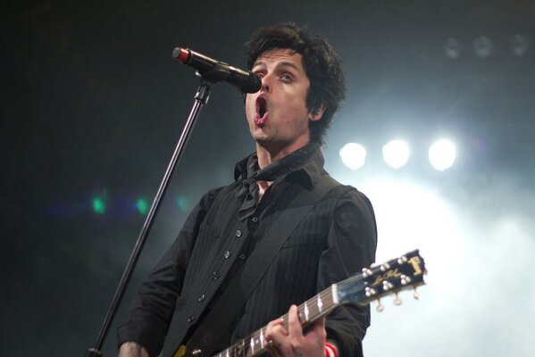 GreenDayImages's tweet photo. Billie at the Fox Theater, Pomona, CA 3/10/2013 http://t.co/768HITCYXC