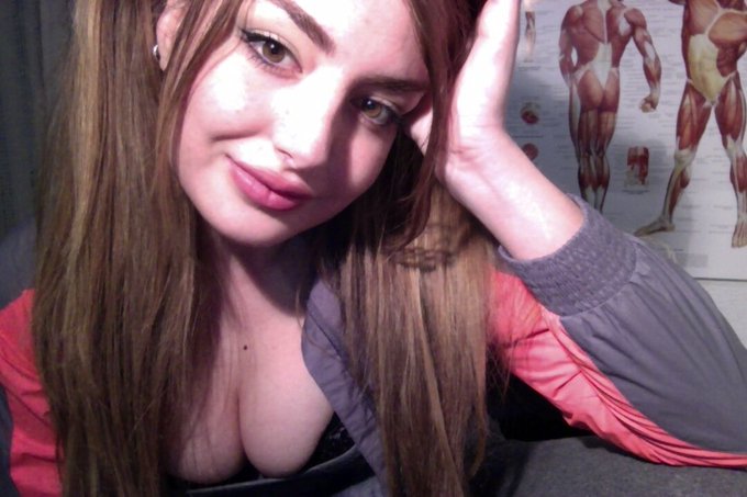 Para la gente sin sue&ntilde;o, para quienes se niegan a finalizar el martes, aqui teneis a Laurita conectada<a href="/tag/viernesdeculos"class="tags"><span>#viernesdeculos</span></a>