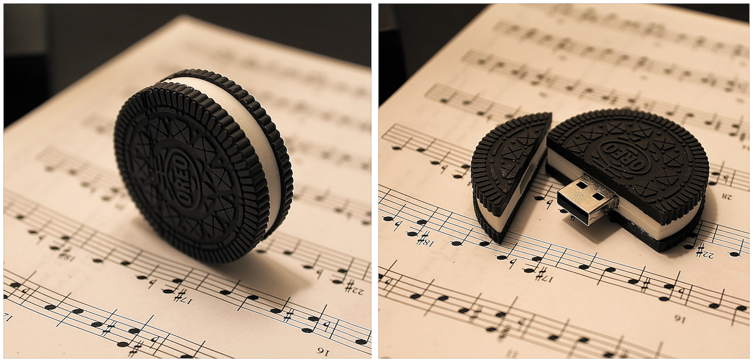 People keep trying to eat my flash drive. They seem to think it's an @Oreo cookie for some reason... http://t.co/zZVA2ZDhwg