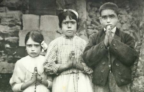 VIRGENDEFATIMA's tweet photo. Fatima-Niños-Jacinta-Lucia-y-Francisco. http://t.co/pFGnKMHu6G