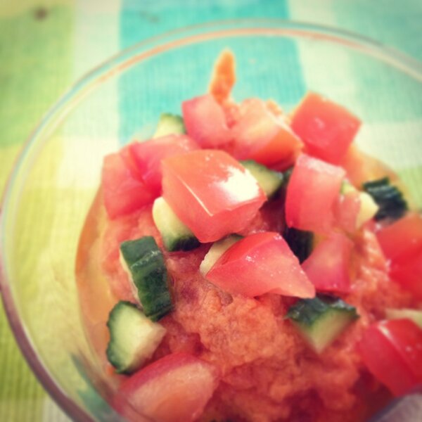 thenomnomfiles's tweet photo. Longest #summer on record! Time to make a cold soup even colder - introducing #gazpacho #granita http://t.co/SCf4M18Mjd