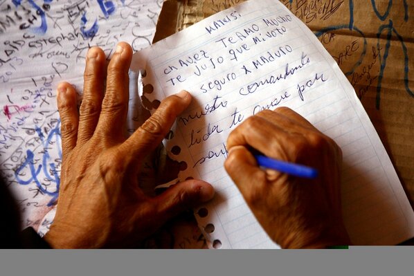 ANONYMOUSVENEZ's tweet photo. OBSERVAR !! Con la FELICIDAD CON LA QUE APRENDIO A LEER Y ESCRIBIR INMORTALIZO SUS SENTIMIENTOS EN PALABRAS ! http://t.co/zajE2It7HW