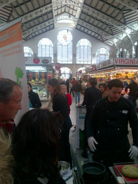 lapandi_oficial's tweet photo. Lleno total en las degustaciones de brocoli en el Mercado Central de Valencia @masbrocoli http://t.co/JXWBXGIqqn