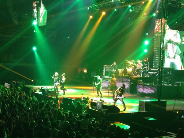 AAABackstage's tweet photo. Guns n Roses takin' it home with Paradise City http://t.co/3G5sxwsKaS