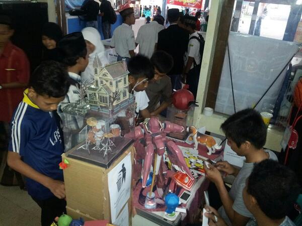 Hari ke-6 di Pameran Buku Murah Gedung Ngasirah Kudus 2013, pengunjung smkn banyak yg ingin belajar ttg papercraft.