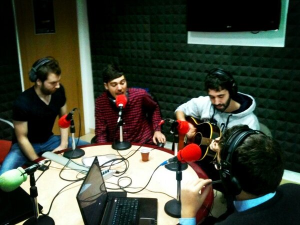 neofm_es's tweet photo. @misscaffeina tocando en directo en @EstamosContigo_ de @RadioNeoFM http://t.co/RCQokcujTL