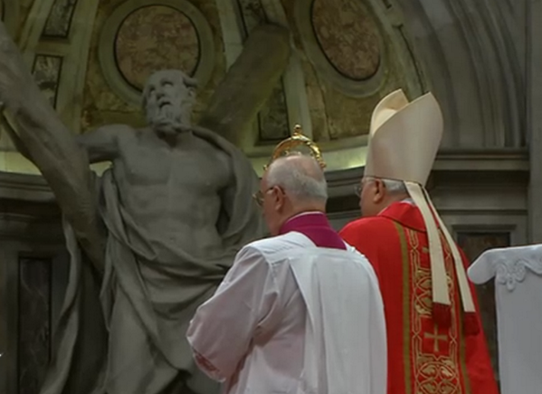 catolicos_es's tweet photo. [DIRECTO] Finaliza la Misa o como se dice en Italia: "La Messa è finita: andate in pace" #iConclave #Conclave http://t.co/3yrBnPHYBs