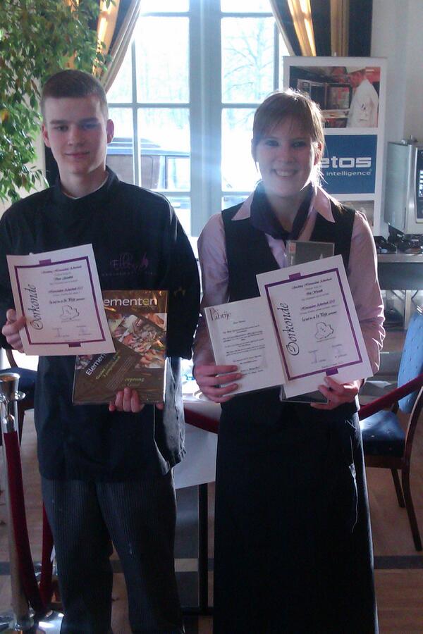 Sebastiaantenbr's tweet photo. 2 leerlingen van @ellenszelhem vallen in de prijzen bij horecawedstrijd in #Ruurlo. Volop talent in  #Zelhem #horeca http://t.co/ftnPXukvqy