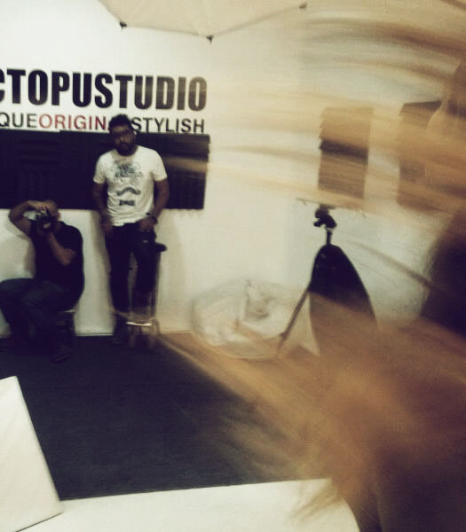 alvarocamacho68's tweet photo. Foteando para @YoLeoTendencia con  @AndreaMatthies @TFRSTUDIO @Octopustudioccs  @manuyo http://t.co/jpXSodO7Tx