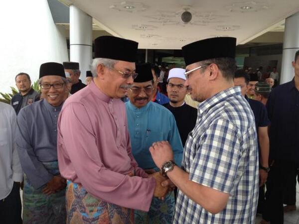 Mustafa_DSMI's tweet photo. :YB DS @HishammuddinH2O amat serius dgn #PeaceSabah :bincang dgn TYT Sbh selps smbhyg HAJAT dMsjd Negeri @NajibRazak http://t.co/oK726kqX7B