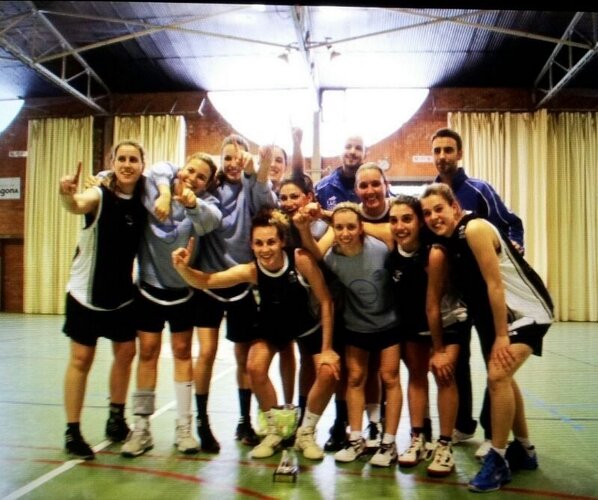 Sabi_Sarga's tweet photo. "@marsarga La Selecció femenina UdG... Campiona de Catalunya...anda q avises!!!jijijiji http://t.co/dZVvy2g2Dq"