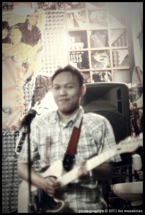 Yang jombol ayo angkat tangan,ini pemuda dengan senyum termanis di band ini bernama <a href="/areciuciu/">areciuciu</a>