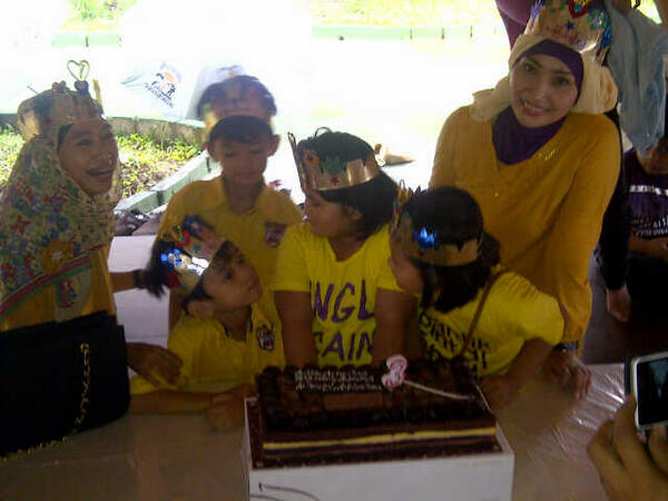 roem_andi's tweet photo. yaumul milad my lovely wife@liaamirna. http://t.co/fy1QWcXepW