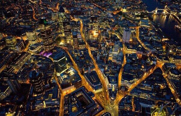 hispacbd30's tweet photo. Londres por la noche desde el aire. http://t.co/KmfYaUsLBz