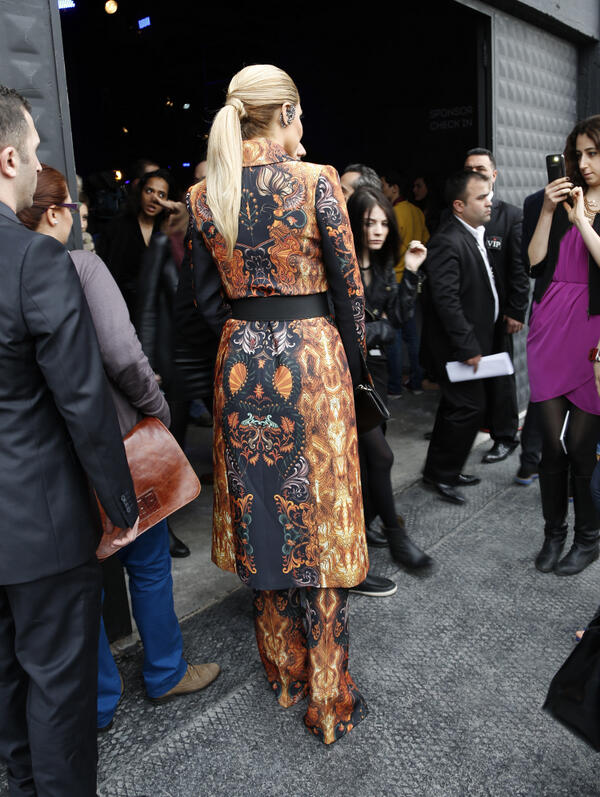 Işıl Recber'in bugünkü Zeynep Tosun kıyafeti <a href="/isilrecber/">isil Recber</a> #MBFWI Nefis bence.. @ZeyTosun