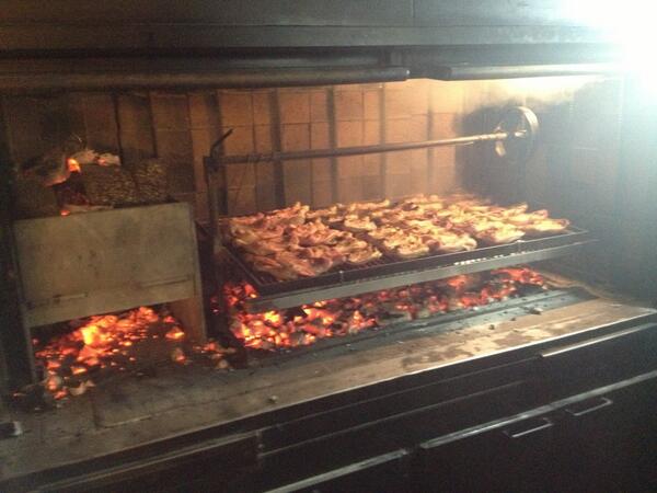 Aqui unos pollos a la brasa en nuestra brasa a leña y carbon de encina 938043351