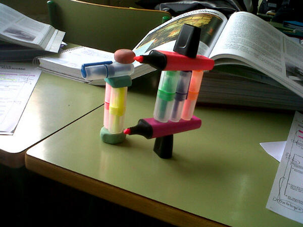 ErikaLolypop's tweet photo. En clase de filosofia nos hemos dado cuenta #Nao y yo qe nos hemos confundido de bachiller!! http://t.co/VtIJE4tiIE