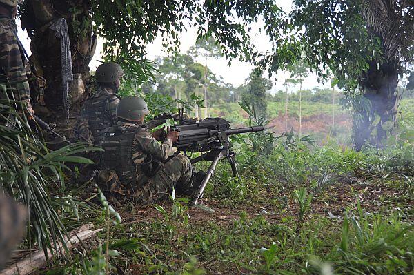 iamjoelee's tweet photo. RT @PhilipGolingai: Name that weapon. #LahadDatuAttack Pix by Defence Ministry http://t.co/QmHYvuDThn