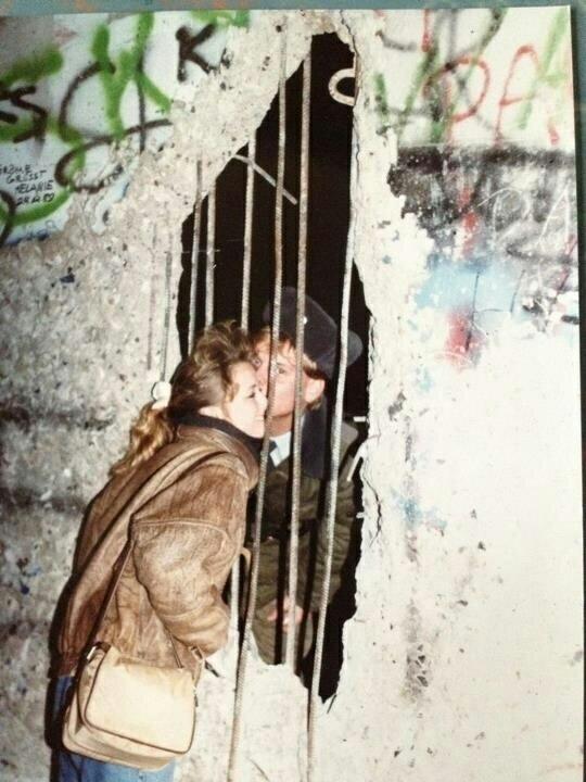 _AmazingPhotos's tweet photo. Sneaking a kiss through the Berlin wall http://t.co/fAPJUzJ05i