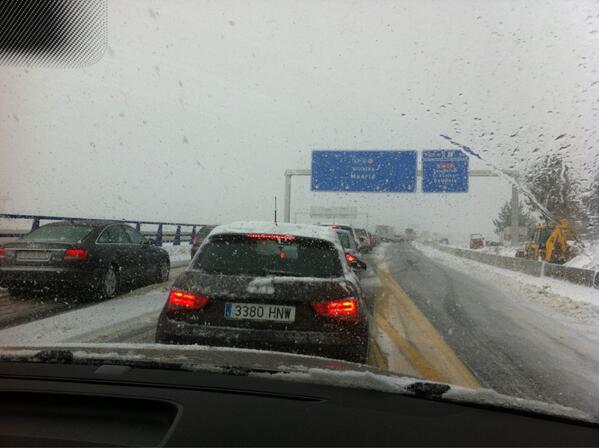 trejin01's tweet photo. 1 nevada de nada y se paraliza el país. Vergonzosa la gestión de abertis en la A6. Nos  ahorramos peaje x lo menos. http://t.co/XbSMwJMhUO