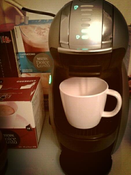 tempoyan's tweet photo. so sleepy that I gonna drink a cup of coffee http://t.co/Pik4NC3JCs