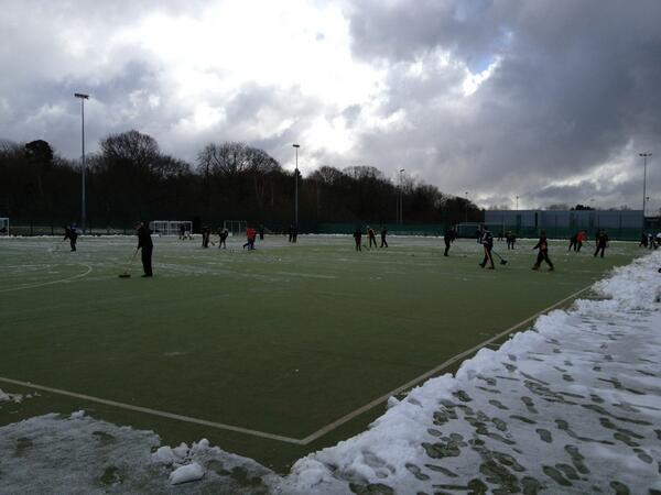 Colley_James's tweet photo. Massive well done to #UEA students and SU staff, there are 60+ people out clearing the hockey pitches http://t.co/llKuVJKdkp