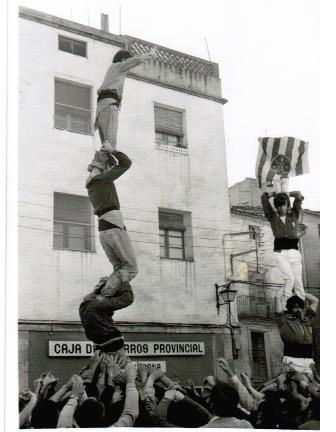 JoveDeTarragona's tweet photo. Foto de la setmana: volem recordar la nostra primera actuació a Cornudella del Montsant el 4 de novembre de 1979 http://t.co/8Quo5xGlDz