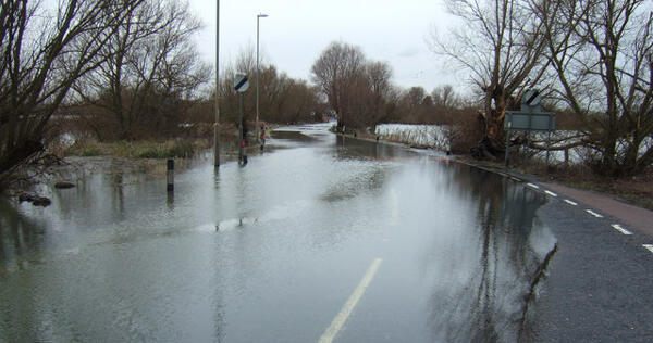 #HIGHWAYS #NEWS | 
Raising the road to help reduce flooding at Earith Bridge
