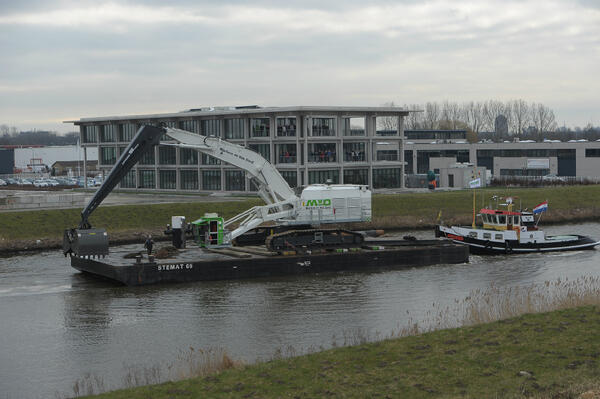 MvOgroep's tweet photo. Na uitgebreid bewonderd en uitgezwaaid te zijn door MvO-ers is de #Mantsinen 160R op weg gegaan naar de #Scheldeoord http://t.co/H7W0J46XC4