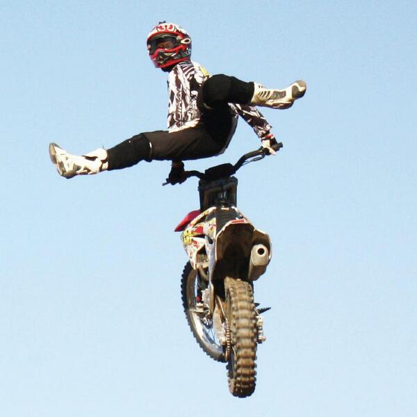 jm893's tweet photo. "@AdrenalineGT: #TodoPasaráDeModaMenos la pasión que despierta el #Motocross #AdrenalineTeamGT @jm893 http://t.co/Knlst3EOQO" love the sport