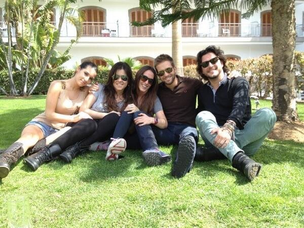 _MaluOficial_'s tweet photo. @manuelcarrasco_ @pabloalboran @vanesamartin_ @indiamartinez agarrando fuerzas antes de #premiosdial2012 http://t.co/YUTlgpijWp