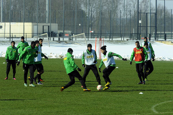 borussia's tweet photo. Zweites Training des Tages hat begonnen. Positiv: Alle Spieler sind fit.  #fohlenelf http://t.co/FRDqlDL2q1