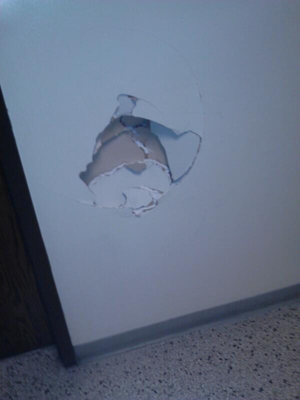 Isaiahstefan's tweet photo. @PurgolderProbz wholes in the wall http://t.co/eWRb601kM1