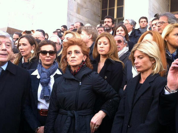 Nicoleonelli1's tweet photo. The HORROR PICTURE SHOW 
La confettara abruzzese (con il suo capello da gallo) a capeggiare l' intelligente protesta http://t.co/5iHrIZwmAo