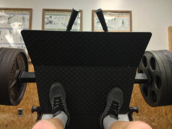 rahcokyalibuk's tweet image. Leg day #rackup