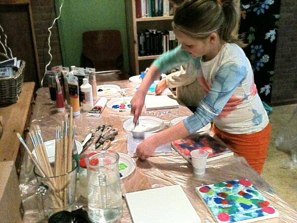 Vandaag schilderde Zabuki schone kunst met kunstenaars Marie Louise Oudkerk en Toos van Poppel. Een geweldige dag!