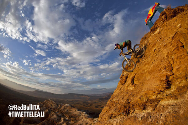 redbullITA's tweet photo. «Un'opportunità, una vita, un battito: non sprecarli, guardandoti indietro.» http://t.co/2fKv2QsN2E | #TiMetteLeAli http://t.co/f2TIjFFWBn