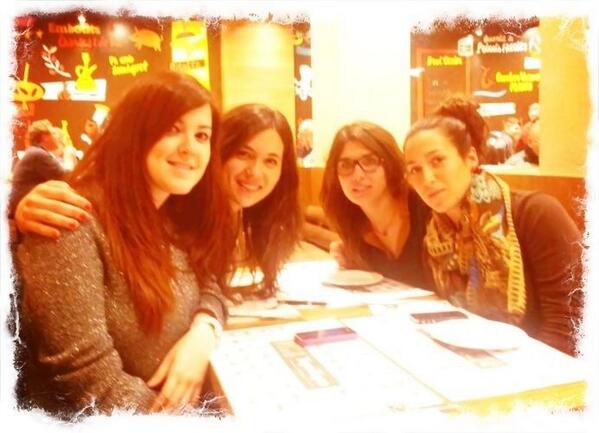 Sandreta_B's tweet photo. Sopant a psg. de gracia amb molt bona companyia!!! Gracies per acollir-me jajaja @carlasureda @anna_pemo @marionacc http://t.co/yRkKdoDmLA