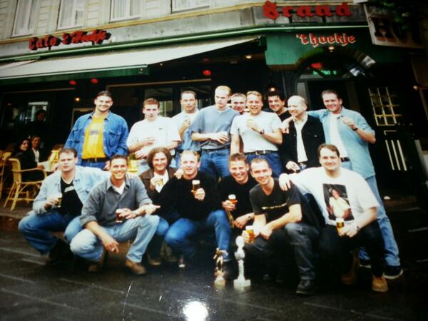 APluijmen's tweet photo. ouwe tijden bij cafe het hoekje na het boys tournooi ergens in de jaren negentig. http://t.co/6TdRTljWal