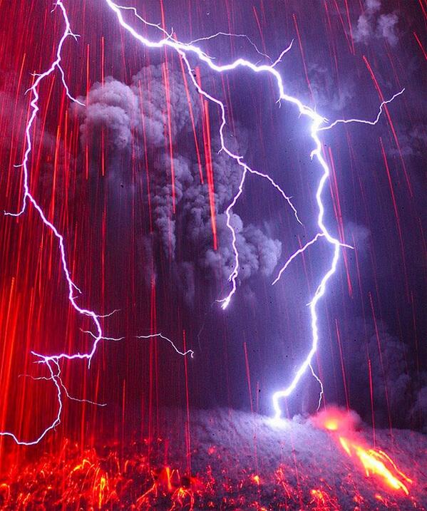 GreatEarthPhoto's tweet image. Volcanic Lightning