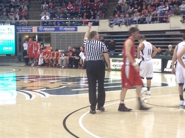 mikeanthonypie's tweet image. OVAC referee Lance Jacob  working Oak Hill vs Piketon regional semifinal in Athens! #bigtimer #jacobandsons