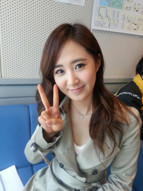 [PIC][14-03-2013]Yuri xuất hiện tại "SBS Power FM Kong Hyeong Jin Cinetown" với tư cách là khách mời vào sáng nay BFSGiQaCAAAAgX3
