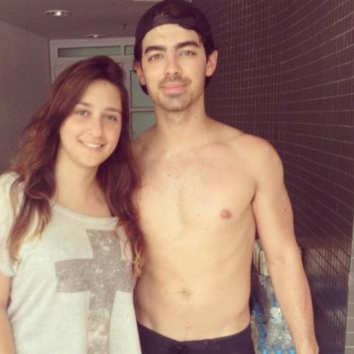 MDeleasaBr's tweet photo. “@fuckingjobros: fã mais sortuda do mundo http://t.co/yg175T8hXi” @breathejobros sua irma kk