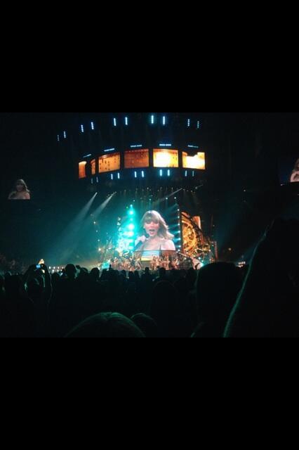 Swiftograph's tweet photo. LQ of Tay performing Love Story (via tswift_NZ) http://t.co/OJQjAGyheT