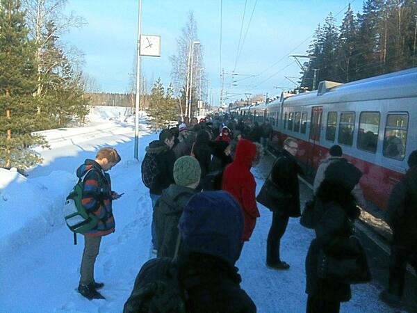 Enpä ole ikinä aikaisemmin nähnyt näin paljoa ihmisiä Nuppulinnan asemalla! (Ovivikaa, matkustajat ulos junasta!) =D