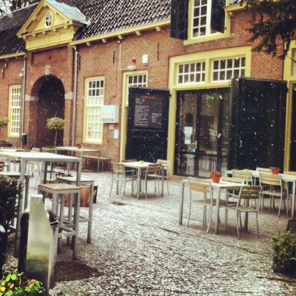 Het terras ligt weer vol met #sneeuw, komen jullie je ook lekker opwarmen met #warmechocomel?