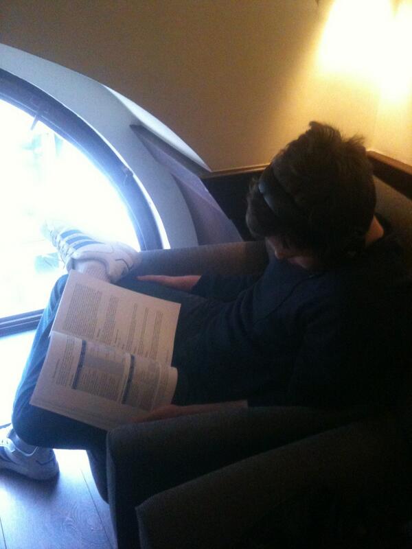 je_suis_blanche's tweet image. Life is hard in Budapest. @real_Geronimor is sleeping as a bear in winter. #notfunny #sleepingmachine &amp;lt;3